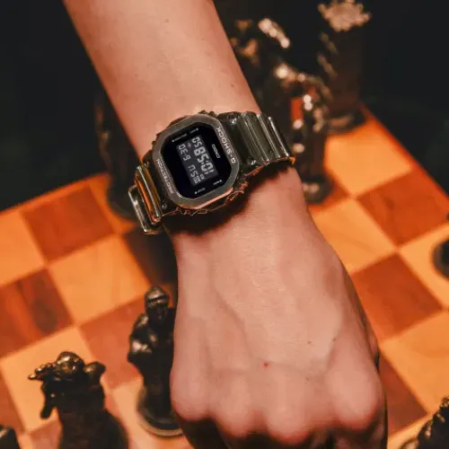 Casio 200 m)-G-Shock - GM-5600YM-8ER