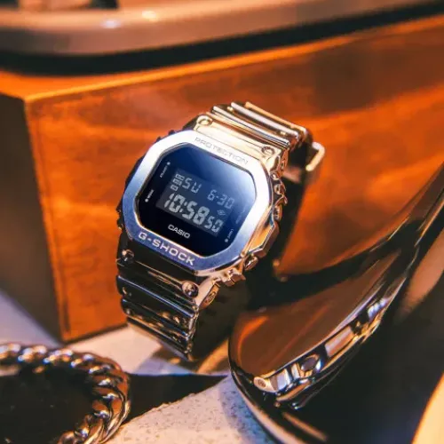 Casio 200 m)-G-Shock - GM-5600YM-8ER