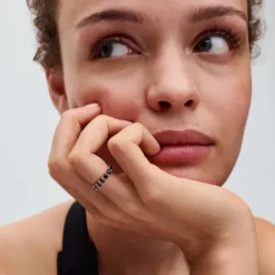 Pandora Ringe-Schwarze Funkelnde Reihe Ewigkeits Ring - 180050C02